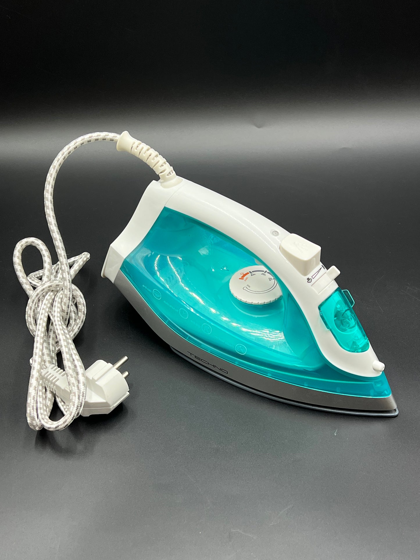 Techno Steam Iron 2000W – Crisp & Wrinkle-Free 👔
